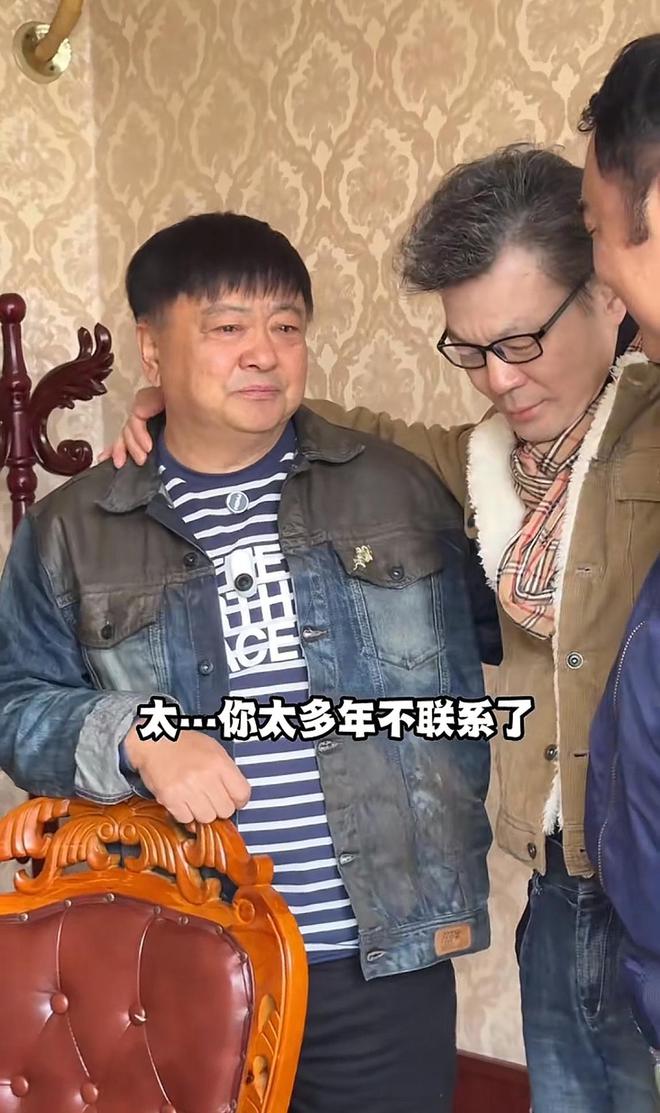 李彬近况：眼睛浮肿，头发白了，样貌大变，与洪剑涛聚餐哭成泪人