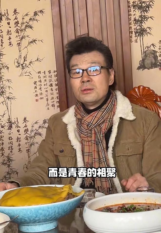 李彬近况：眼睛浮肿，头发白了，样貌大变，与洪剑涛聚餐哭成泪人