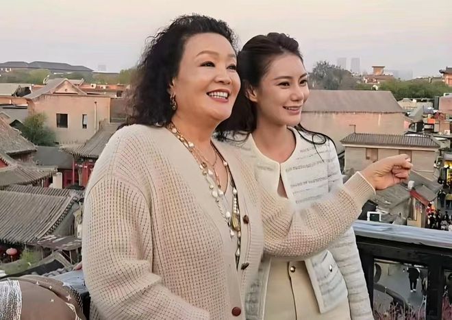 马筱梅发声否认坐台！和神秘男性互动时间线曝光，张兰破防删评