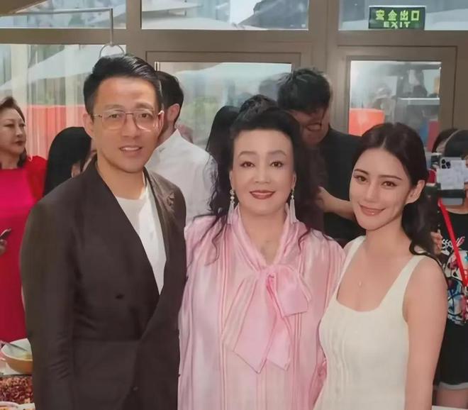 马筱梅发声否认坐台！和神秘男性互动时间线曝光，张兰破防删评