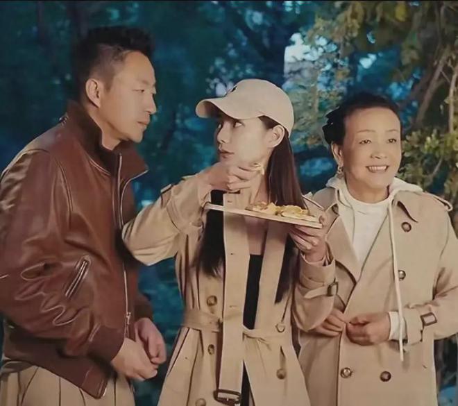 马筱梅发声否认坐台！和神秘男性互动时间线曝光，张兰破防删评