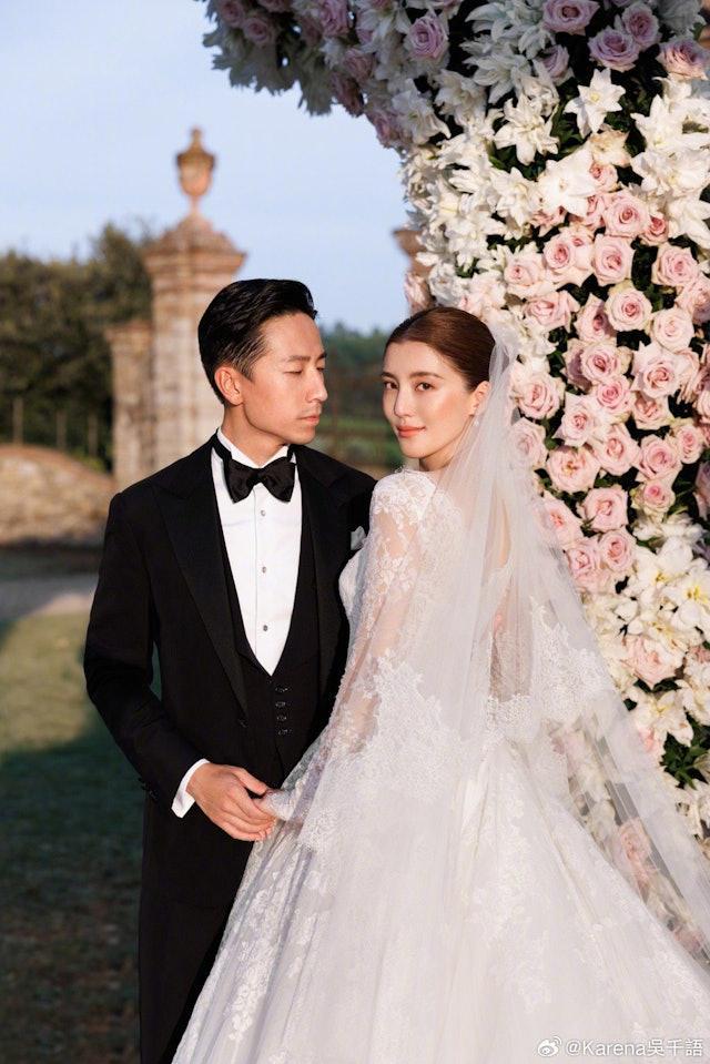 吴千语施伯雄首次以夫妻档参加婚礼，吴千语晒幸福甜蜜照