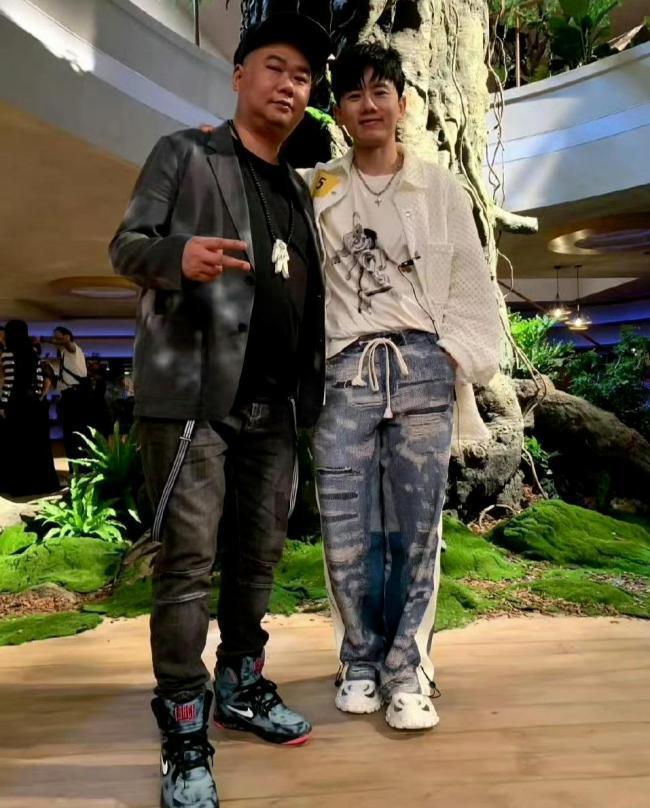 张杰悼念苟伟：在上海曾是邻居，录时光音乐会前一晚还见面练歌