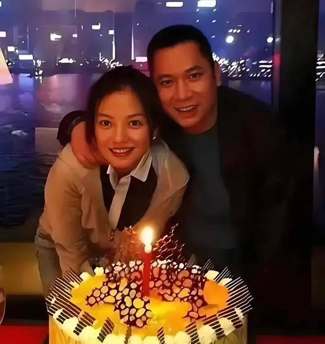 亏2300万也要卖？赵薇黄有龙昔日豪宅出售，背后藏着什么秘密？