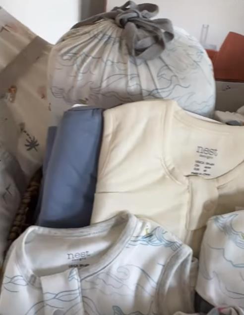 谢婷婷怀孕后首晒全家福，婴儿车和衣服已备好，提前迎接宝宝降临