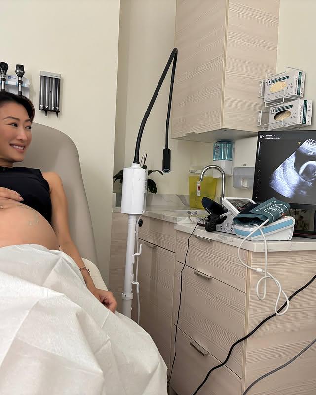 谢婷婷怀孕后首晒全家福，婴儿车和衣服已备好，提前迎接宝宝降临