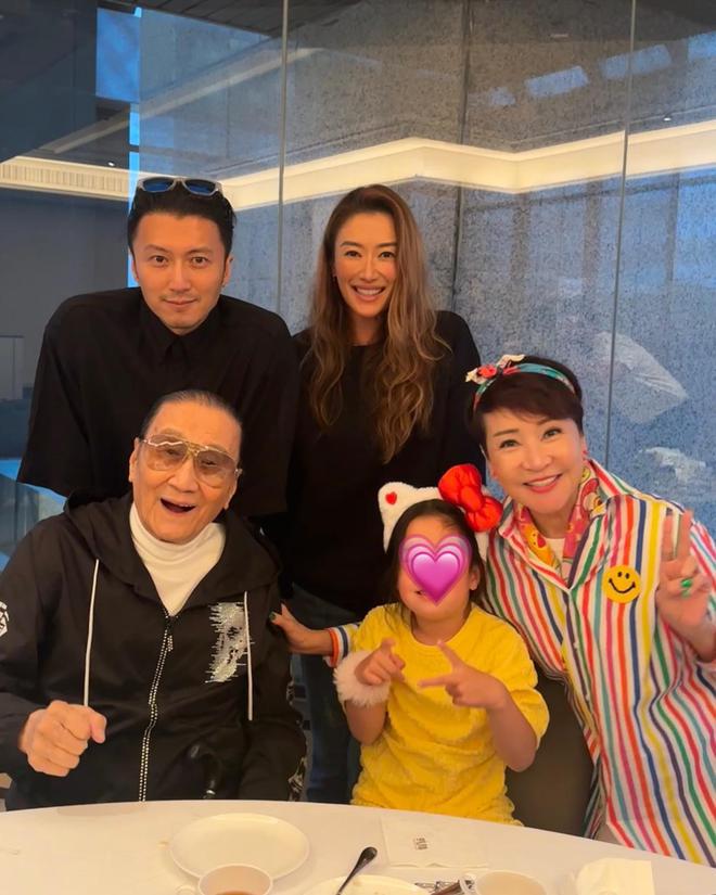 谢婷婷怀孕后首晒全家福，婴儿车和衣服已备好，提前迎接宝宝降临
