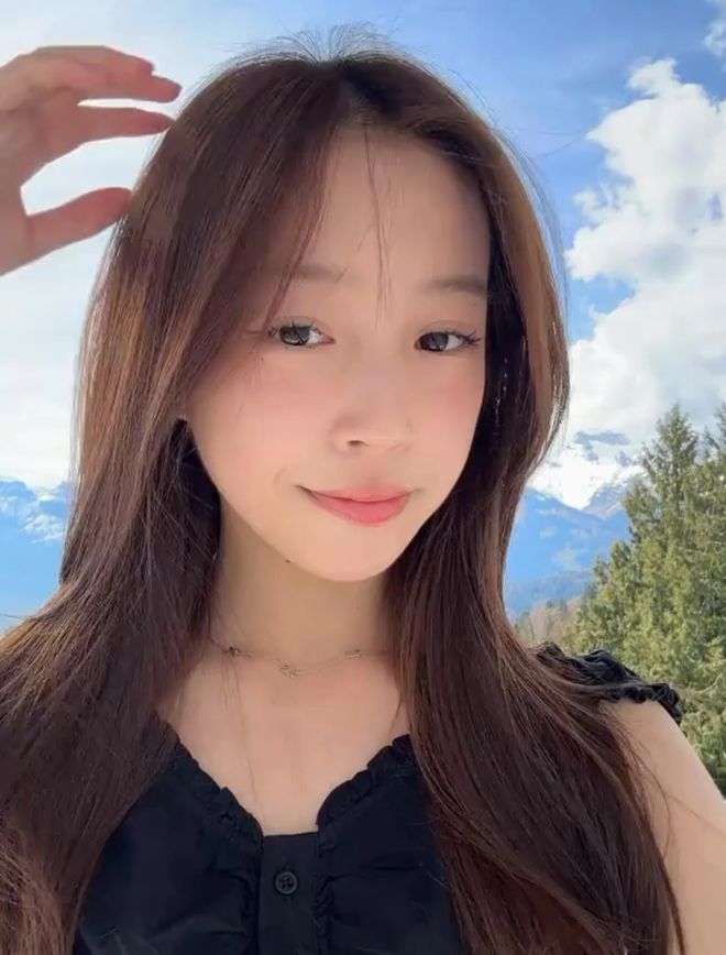 赵薇女儿近照神似网红，不像妈妈像爸爸，父母离婚只字未提抚养权