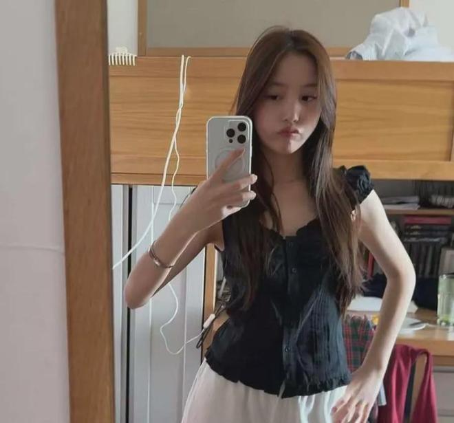 赵薇女儿近照神似网红，不像妈妈像爸爸，父母离婚只字未提抚养权