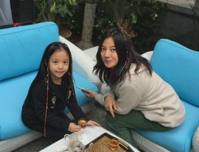 赵薇女儿近照神似网红，不像妈妈像爸爸，父母离婚只字未提抚养权