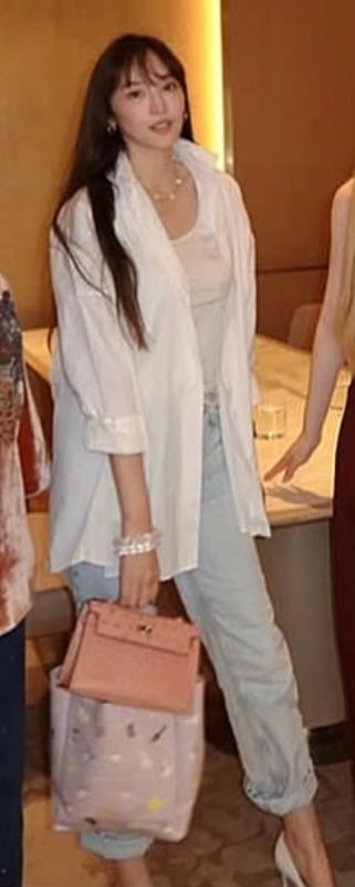 吴佩慈现身香港参加闺蜜派对，手提20万奢包，老公纪晓波行踪成谜
