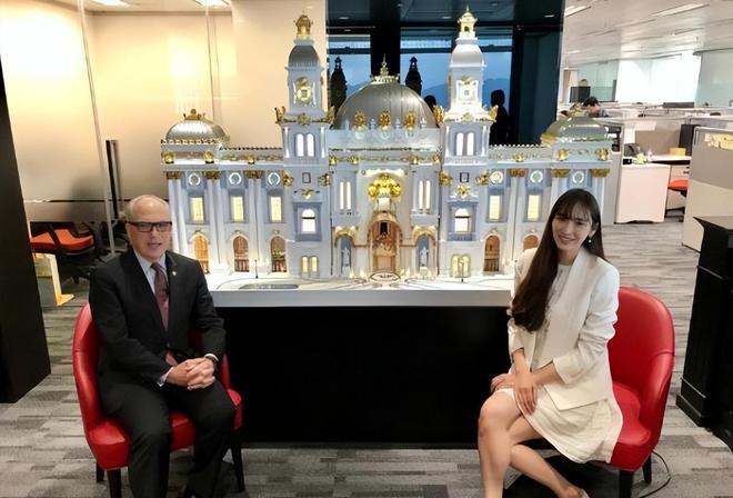 吴佩慈现身香港参加闺蜜派对，手提20万奢包，老公纪晓波行踪成谜
