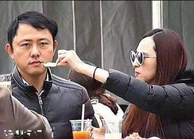 吴佩慈现身香港参加闺蜜派对，手提20万奢包，老公纪晓波行踪成谜