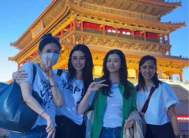 57岁邱淑贞带两个女儿游西安，母女像姐妹，街头漫步好幸福