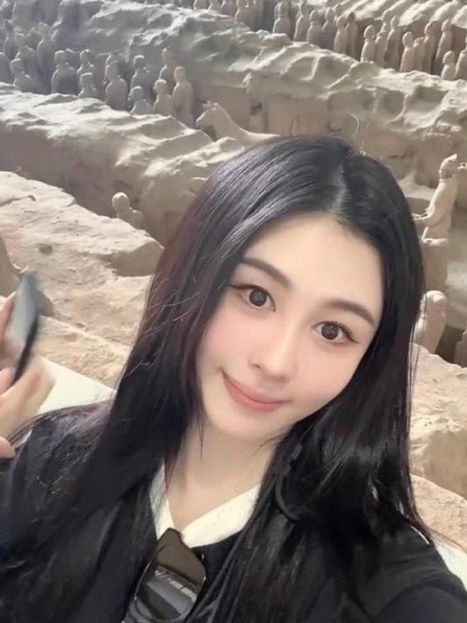 57岁邱淑贞带两个女儿游西安，母女像姐妹，街头漫步好幸福