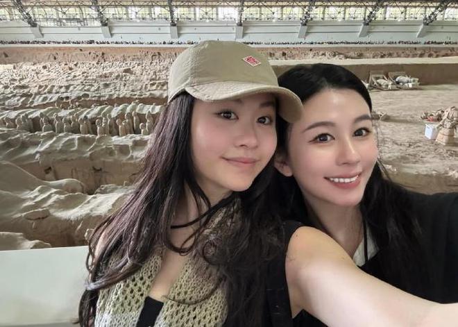 57岁邱淑贞带两个女儿游西安，母女像姐妹，街头漫步好幸福