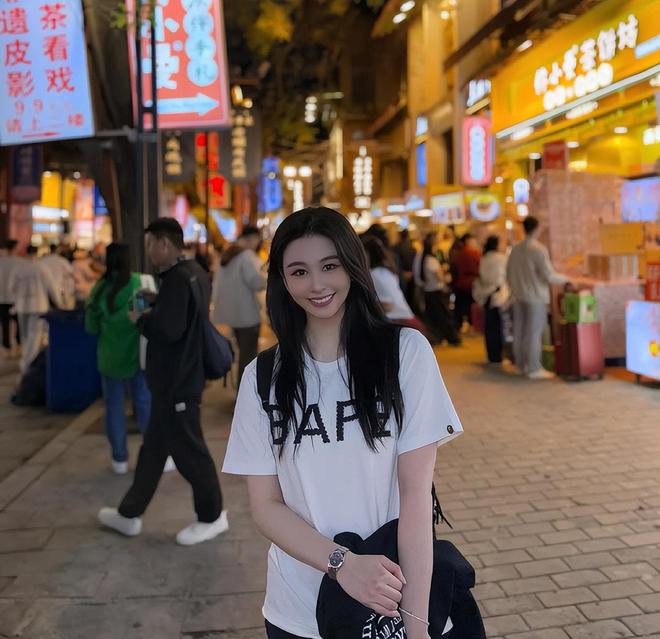 57岁邱淑贞带两个女儿游西安，母女像姐妹，街头漫步好幸福