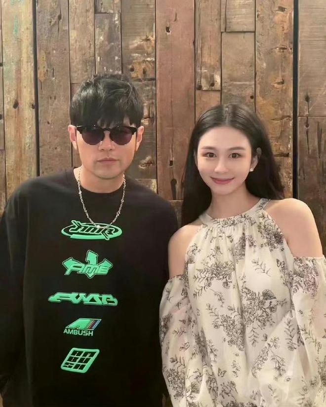 57岁邱淑贞带两个女儿游西安，母女像姐妹，街头漫步好幸福
