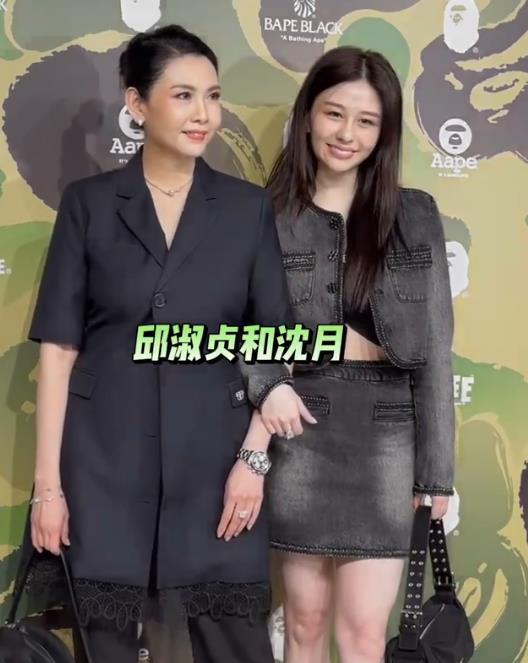 57岁邱淑贞带两个女儿游西安，母女像姐妹，街头漫步好幸福