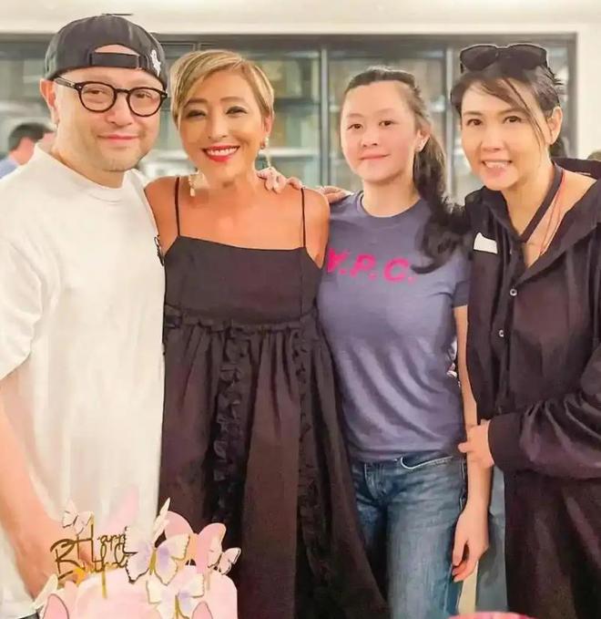 57岁邱淑贞带两个女儿游西安，母女像姐妹，街头漫步好幸福