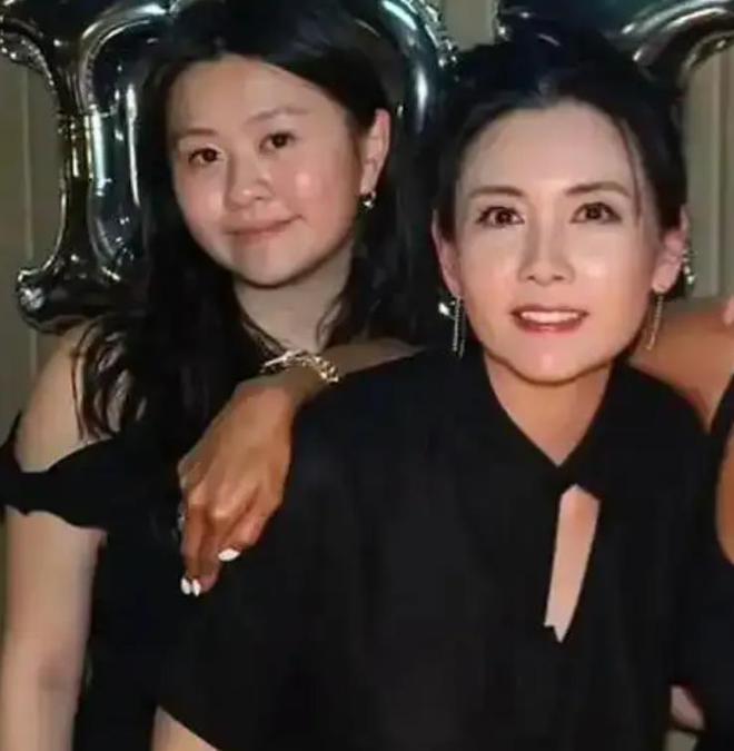 57岁邱淑贞带两个女儿游西安，母女像姐妹，街头漫步好幸福