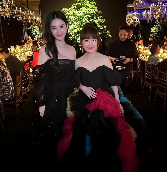 57岁邱淑贞带两个女儿游西安，母女像姐妹，街头漫步好幸福