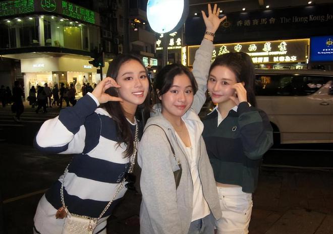 57岁邱淑贞带两个女儿游西安，母女像姐妹，街头漫步好幸福