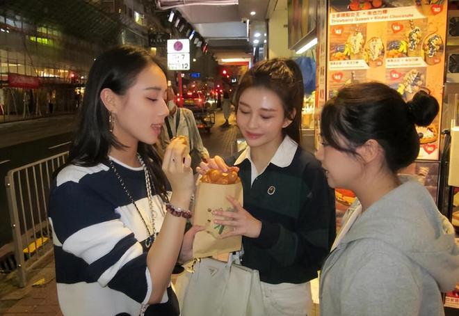 57岁邱淑贞带两个女儿游西安，母女像姐妹，街头漫步好幸福