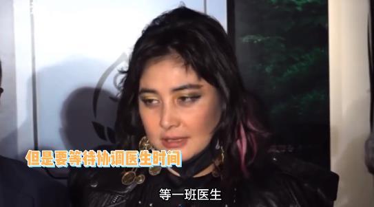 陈子聪状态回春，何超仪挽手走红毯灿笑，救夫花费上亿称一切值得