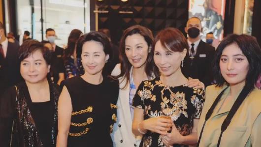 陈子聪状态回春，何超仪挽手走红毯灿笑，救夫花费上亿称一切值得