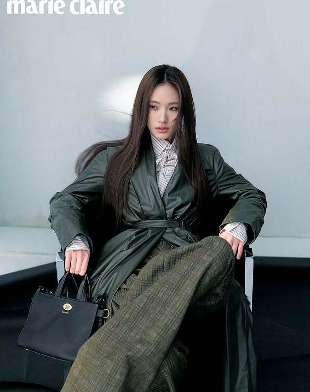 小S二女儿接管大S资源：和大S登同款杂志封面，模仿动作摆造型