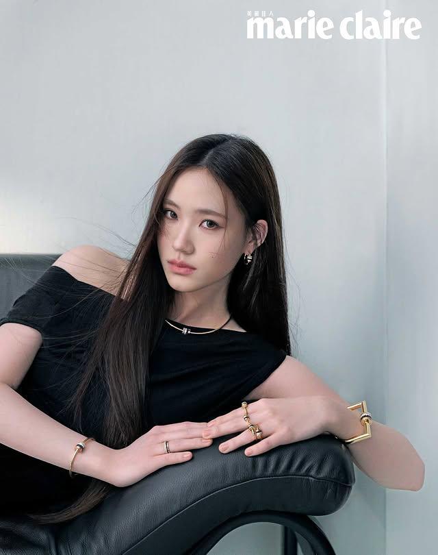 小S二女儿接管大S资源：和大S登同款杂志封面，模仿动作摆造型