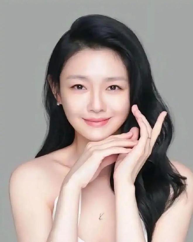 小S二女儿接管大S资源：和大S登同款杂志封面，模仿动作摆造型