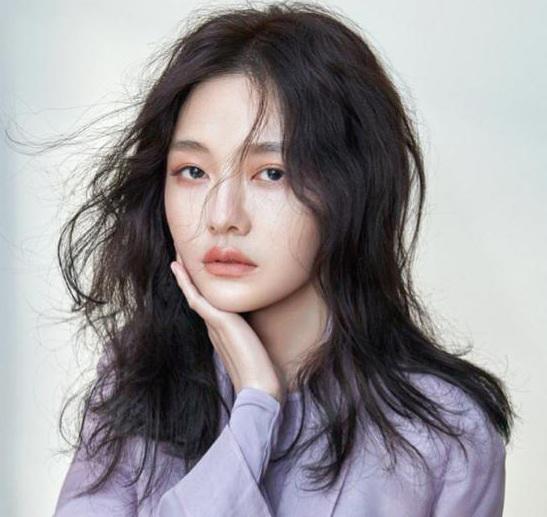 小S二女儿接管大S资源：和大S登同款杂志封面，模仿动作摆造型