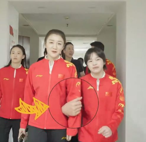 好温馨！全红婵陈梦手挽手不离身：婵宝变人形挂件，梦姐眼神宠溺