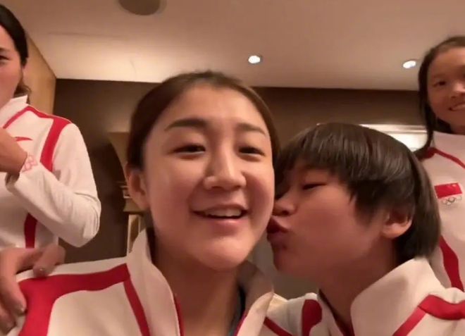 好温馨！全红婵陈梦手挽手不离身：婵宝变人形挂件，梦姐眼神宠溺