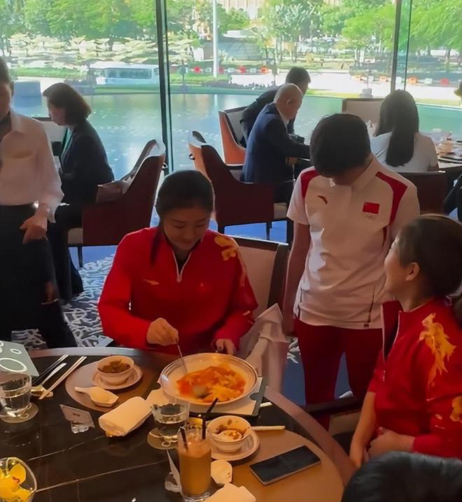 好温馨！全红婵陈梦手挽手不离身：婵宝变人形挂件，梦姐眼神宠溺