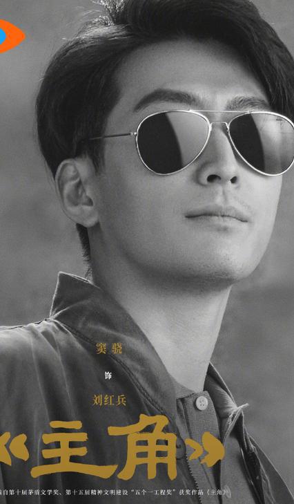 破案了！窦骁没去香港给何超莲庆生和婚变无关，和张艺谋有关