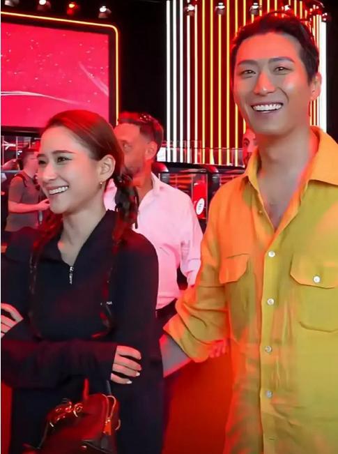 破案了！窦骁没去香港给何超莲庆生和婚变无关，和张艺谋有关