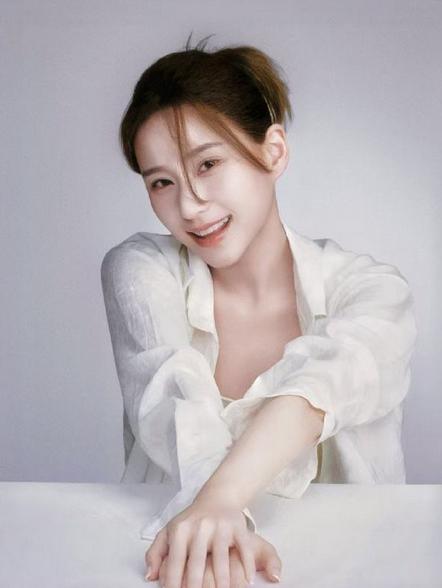 豪门女婿窦骁给何超莲庆生，侧面回应婚变，不秀恩爱不代表不爱