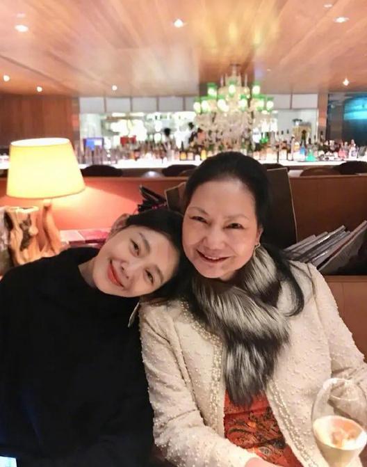 S妈回应孩子北京上学一问三不知：汪小菲没跟我说，我还在养身体