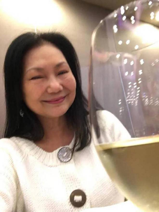 S妈回应孩子北京上学一问三不知：汪小菲没跟我说，我还在养身体