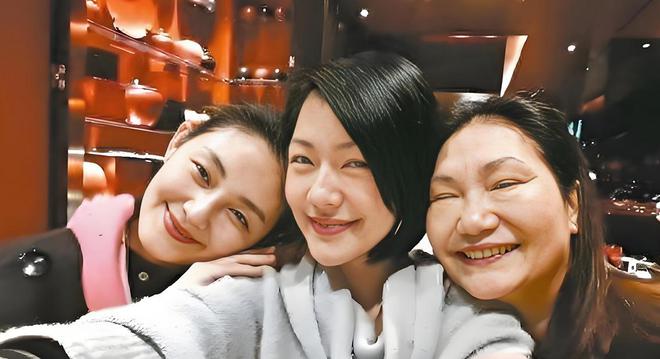 S妈回应孩子北京上学一问三不知：汪小菲没跟我说，我还在养身体