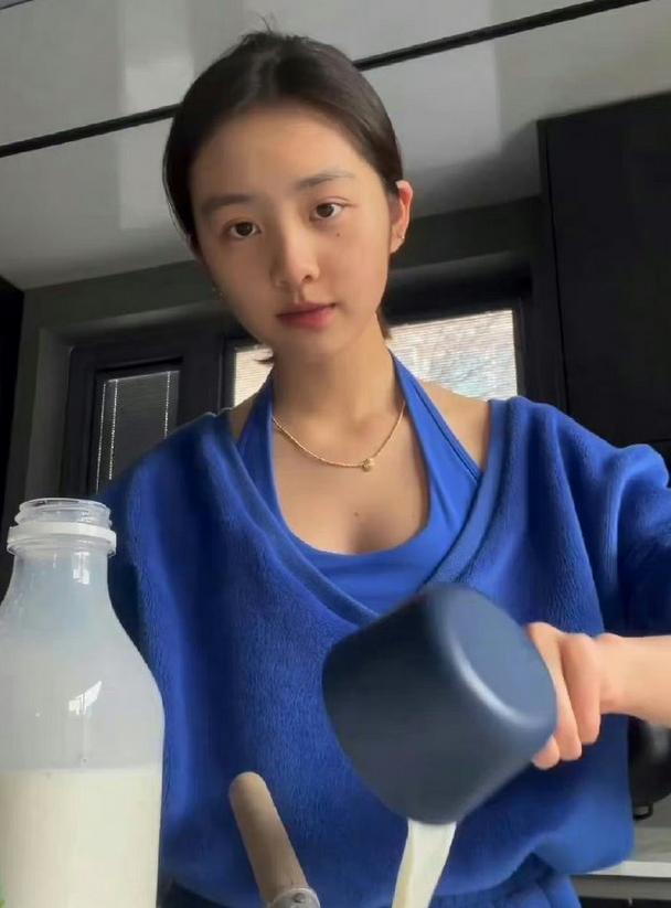 19岁的黄多多又上热搜了，素颜上课被认出，顶流星二代会出道吗？
