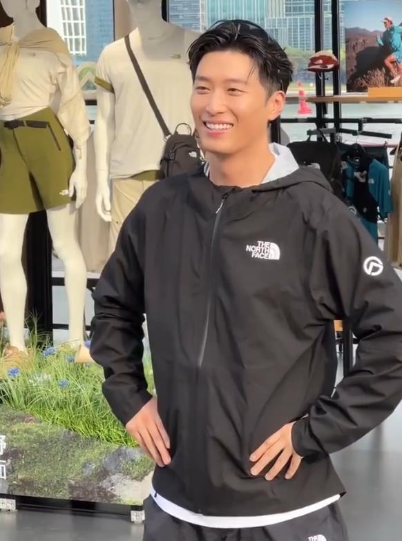 没离婚！窦骁卡点为何超莲庆生，夫妻共同经营高端餐饮拼事业