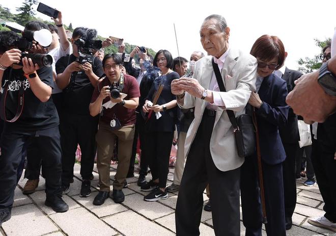 邓丽君逝世30周年，92岁经纪人到墓地上香，三哥邓长富上台致辞