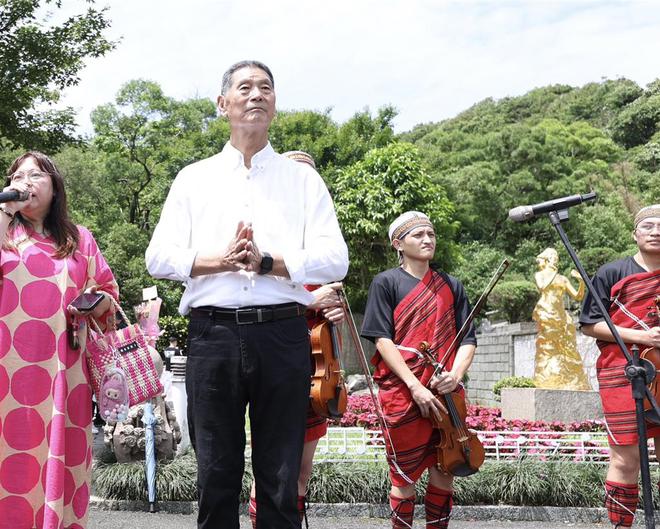 邓丽君逝世30周年，92岁经纪人到墓地上香，三哥邓长富上台致辞
