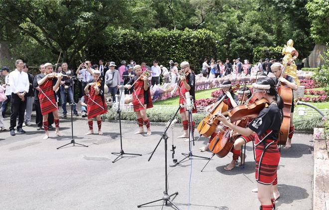 邓丽君逝世30周年，92岁经纪人到墓地上香，三哥邓长富上台致辞