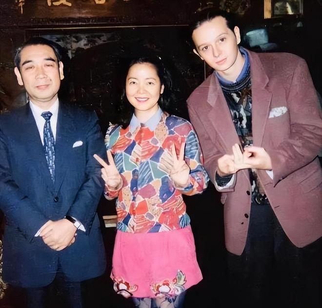 邓丽君逝世30周年，92岁经纪人到墓地上香，三哥邓长富上台致辞