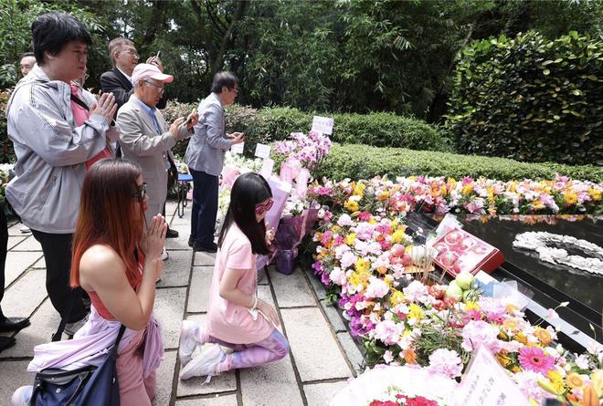 邓丽君逝世30周年，92岁经纪人到墓地上香，三哥邓长富上台致辞